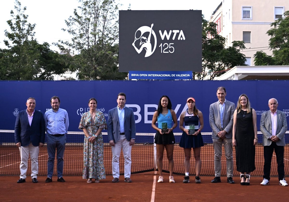 Foto de familia con las dos finalistas del cuadro individual.