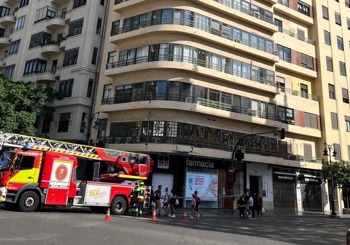 Despliegue de los bomberos junto a los daños y grietas en la esquina del entresuelo.