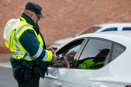 Un agente en un control de alcoholemia.