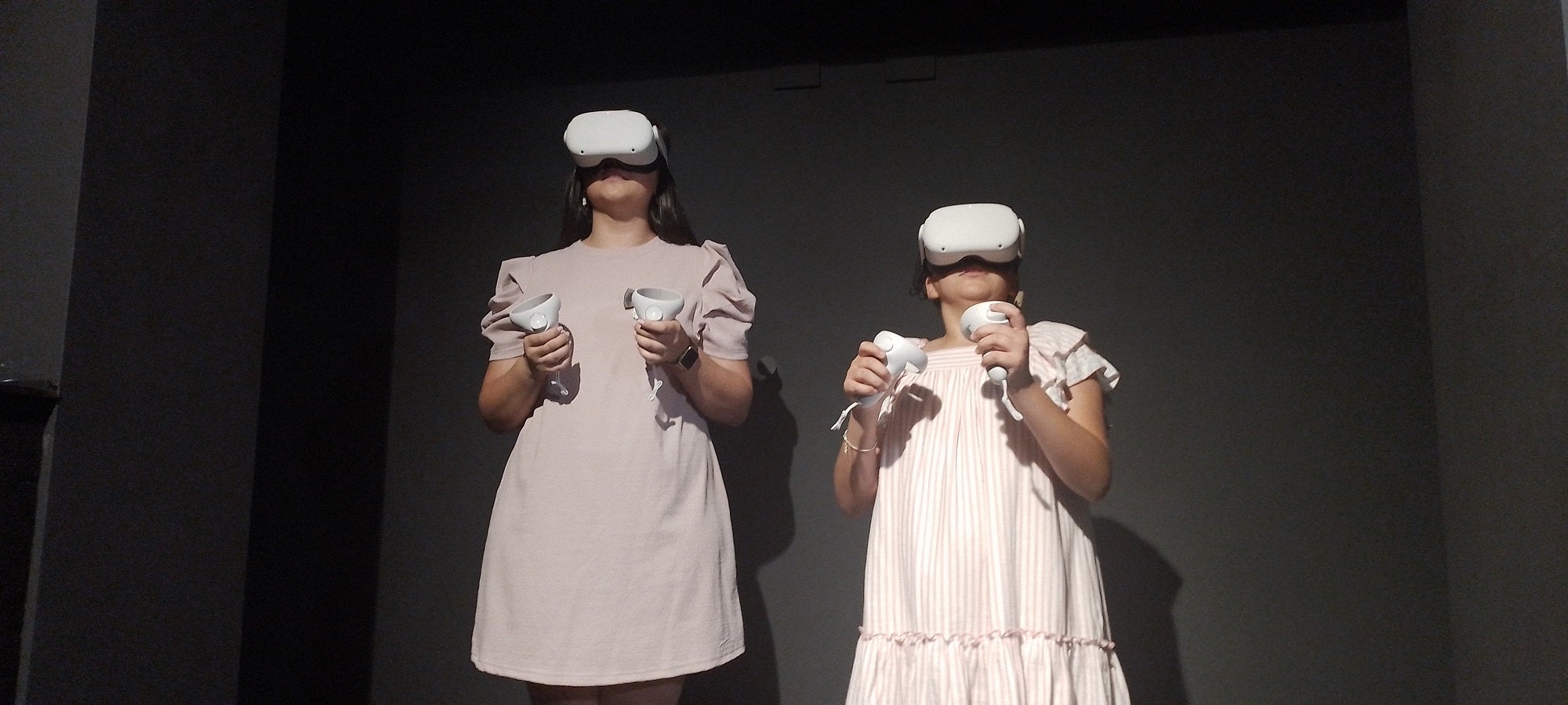 Las falleras mayores, Gisela Carpintero y Gisela Huerta, prueban las gafas de realidad virtual.