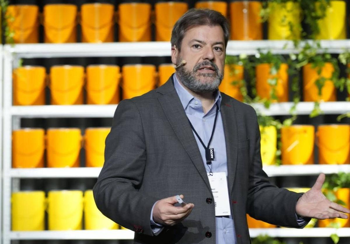 César Valencoso, en una charla.