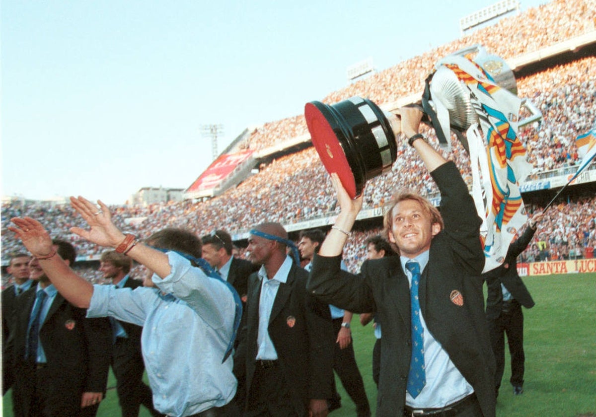 Gaizka Mendieta levanta la Copa del Rey en Mestalla.