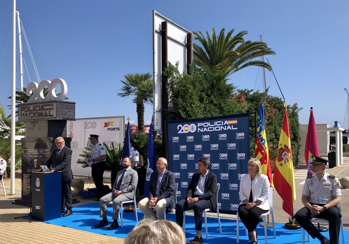 Imagen principal - El presidente de los promotores turísticos durante su discurso, el público asistente al acto y Mazón con Pesquera y Font.