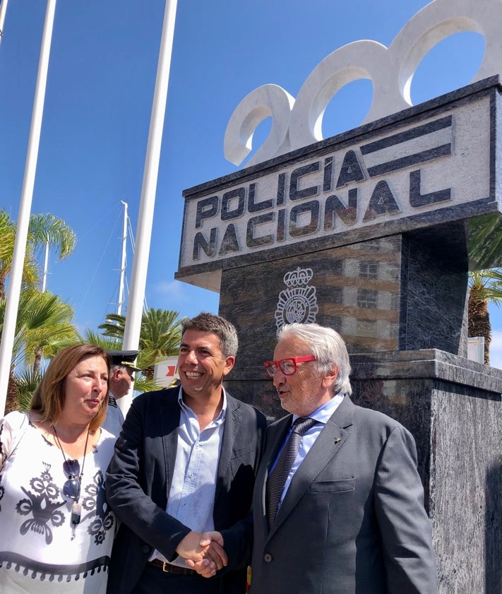 Imagen secundaria 2 - El presidente de los promotores turísticos durante su discurso, el público asistente al acto y Mazón con Pesquera y Font.