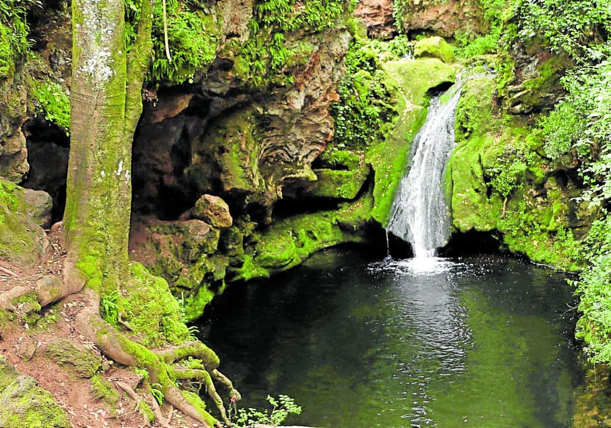 Imagen de archivo de una cascada.