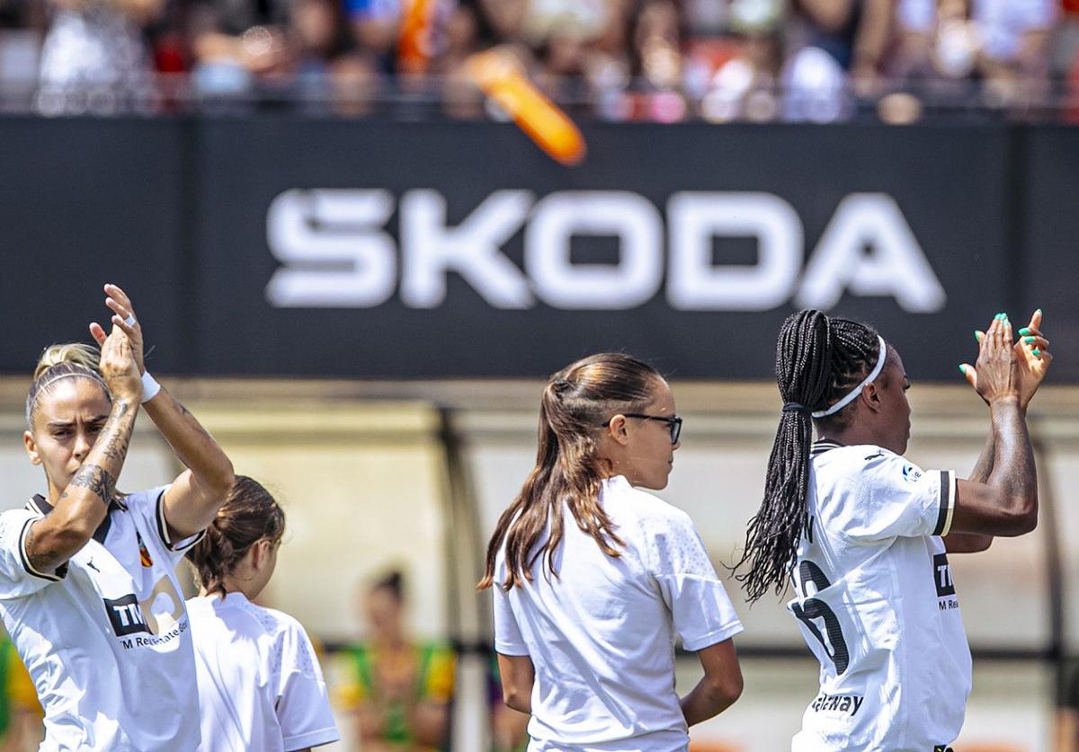 Las jugadoras del Valencia saludan a la afición tras el partido.