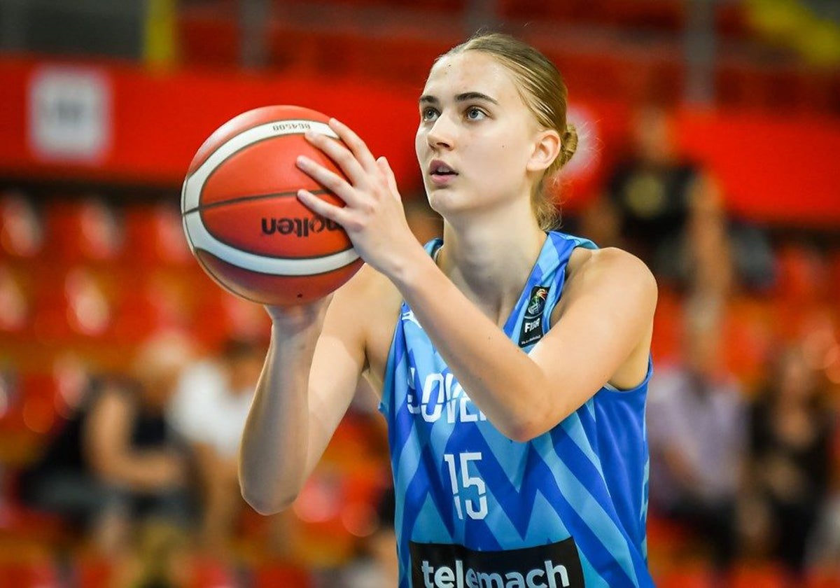 Mojca Jelenc durante un partido con Eslovenia.