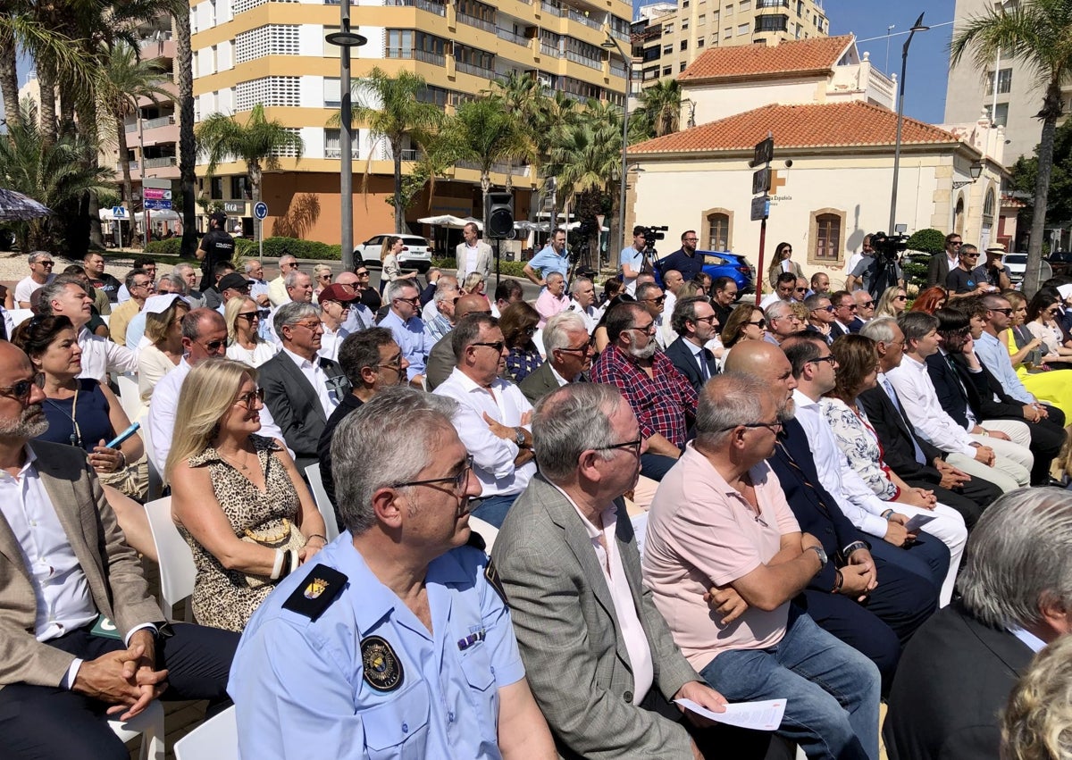 Imagen secundaria 1 - El presidente de los promotores turísticos durante su discurso, el público asistente al acto y Mazón con Pesquera y Font.