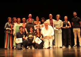 Los premiados con el director del certamen y el edil Valen Alcalà.