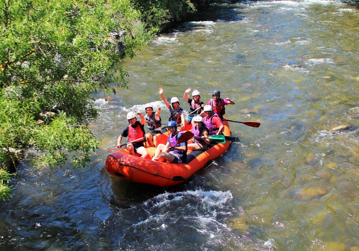 Un grupo de jóvenes realizando rafting, en una imagen de archivo.