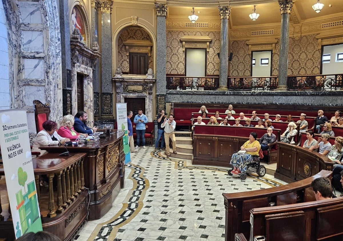 Imagen principal - Asistentes al acto inaugural de la semana ciudadana de la Federación de Vecinos de Valencia. 