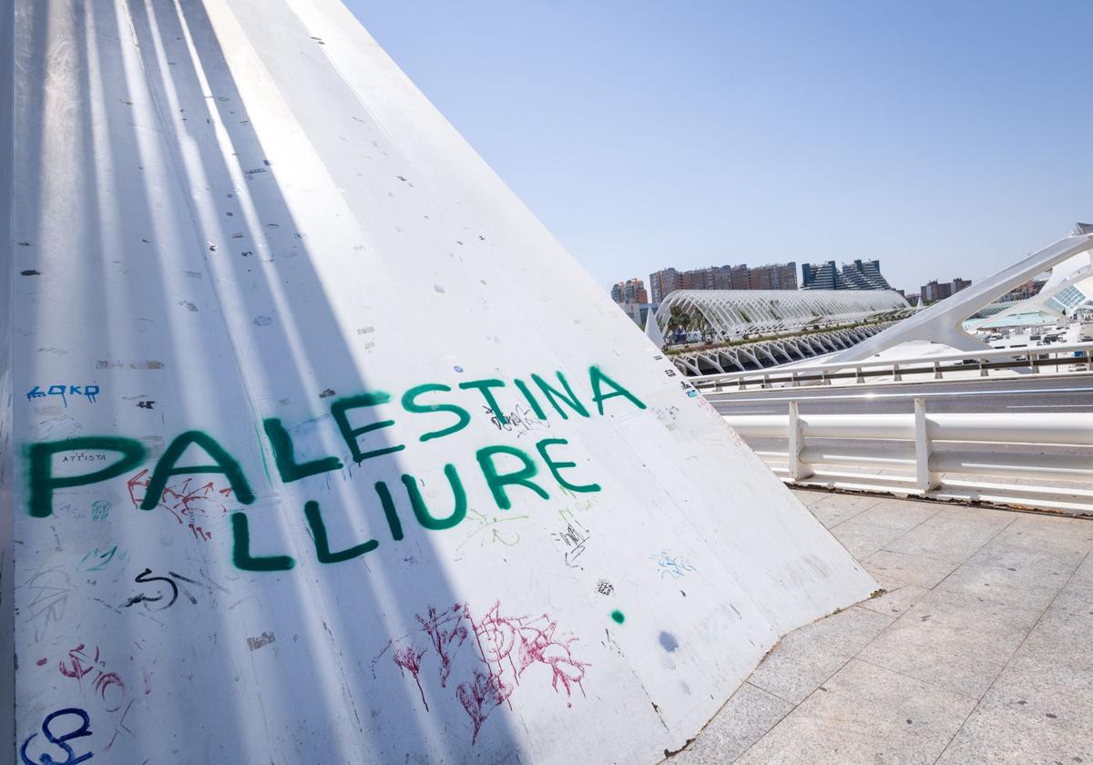 Las protestas a favor de Palestina llegan al puente de Calatrava