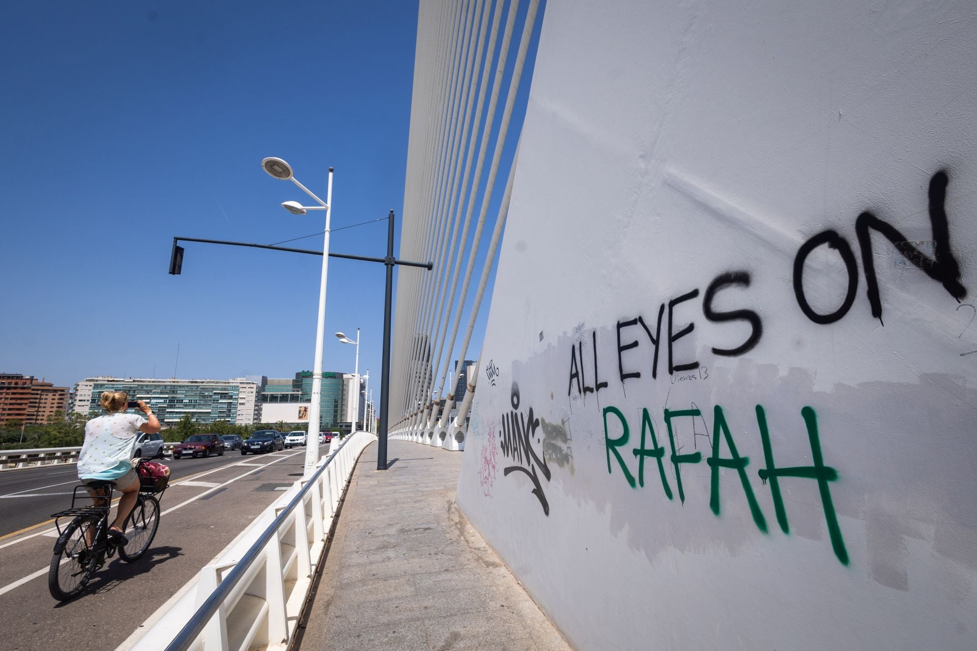 Las protestas a favor de Palestina llegan al puente de Calatrava