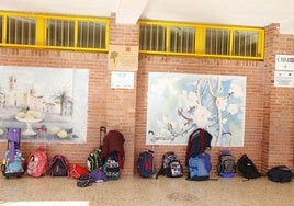 Mochilas en un colegio.