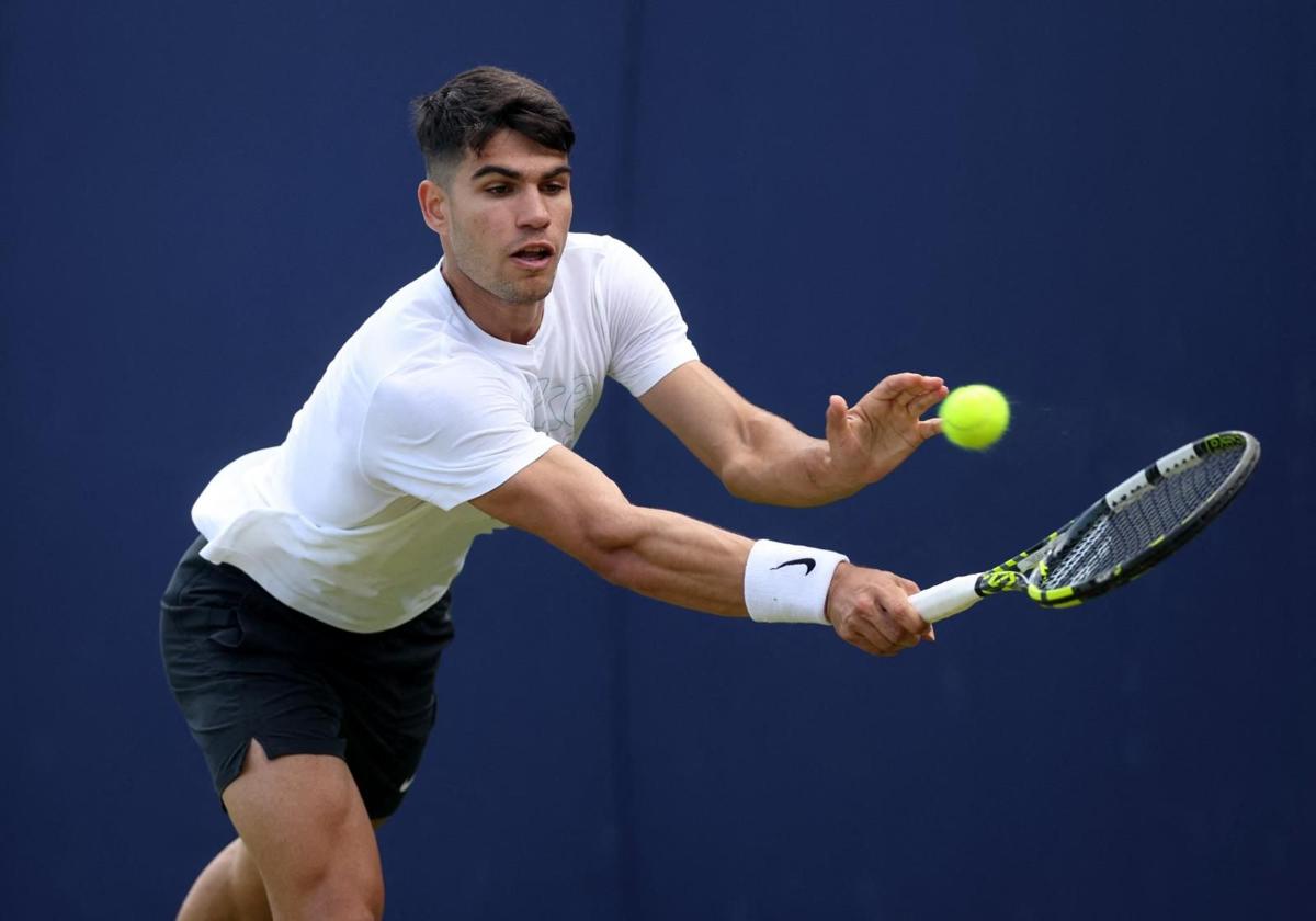 Alcaraz entrena en Queen's.