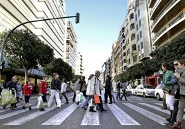 Gente de compras en la calle Colón de Valencia