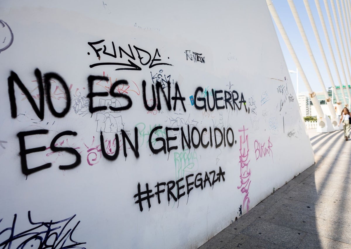 Imagen secundaria 1 - Pintadas en apoyo a Palestina, en el puente de Calatrava.