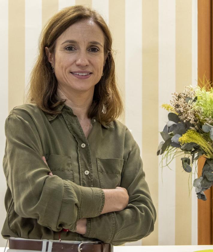 Imagen secundaria 2 - Amparo Ubeda, la psicóloga del cento. Jaime y su mujer, Maribel, jugando al dominó. Lorena Villanueva, la directora del centro.