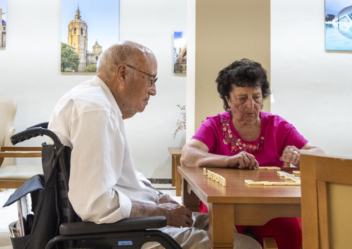 Imagen secundaria 1 - Amparo Ubeda, la psicóloga del cento. Jaime y su mujer, Maribel, jugando al dominó. Lorena Villanueva, la directora del centro.