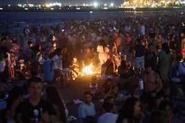 Celebración de San Juan en una playa de Valencia.