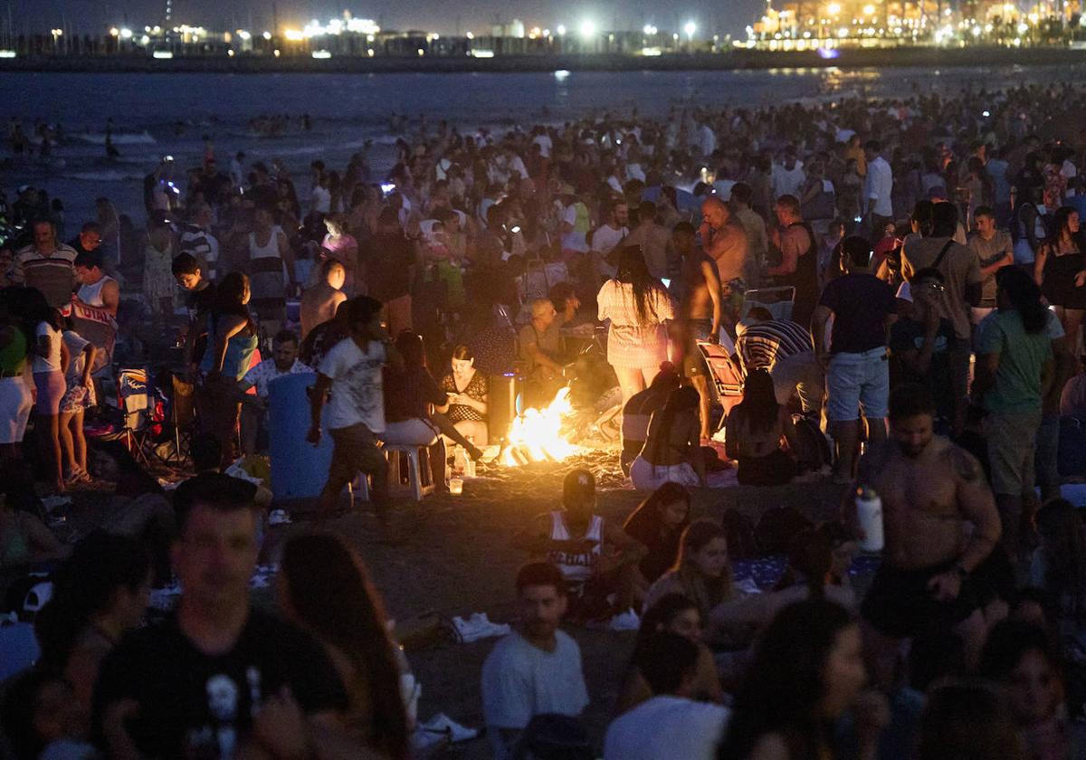 Celebración de San Juan en una playa de Valencia.