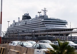 Un crucero, en la terminal de pasajeros de Valencia.