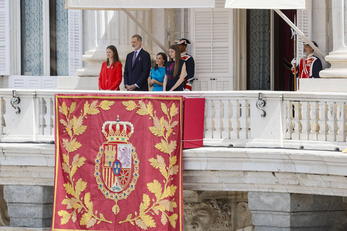 El saludo de la Familia Real desde el balcón del Palacio Real