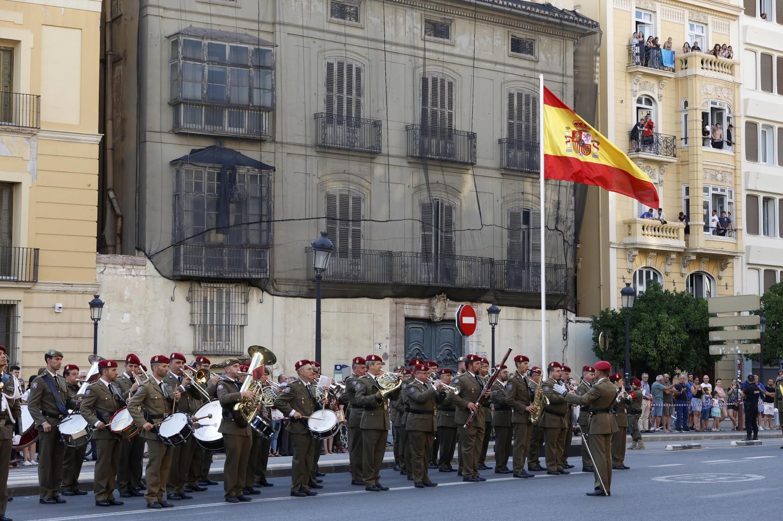 Solemne arriada de bandera en Valencia por el décimo aniversario de la proclamación de Felipe IV como Rey