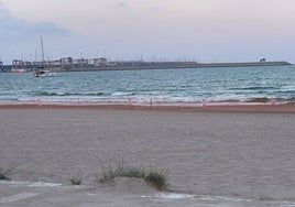 Perímetro vallado en la playa de Pinedo.