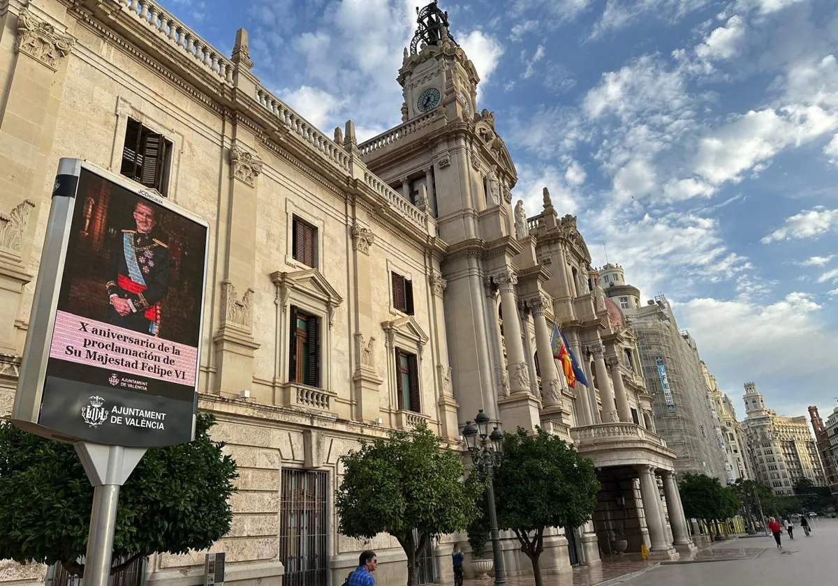 Autobuses y carteles en Valencia para conmemorar el aniversario de la proclamación del Rey