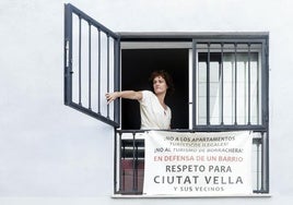 Una vecina, en un balcón de Ciutat Vella.