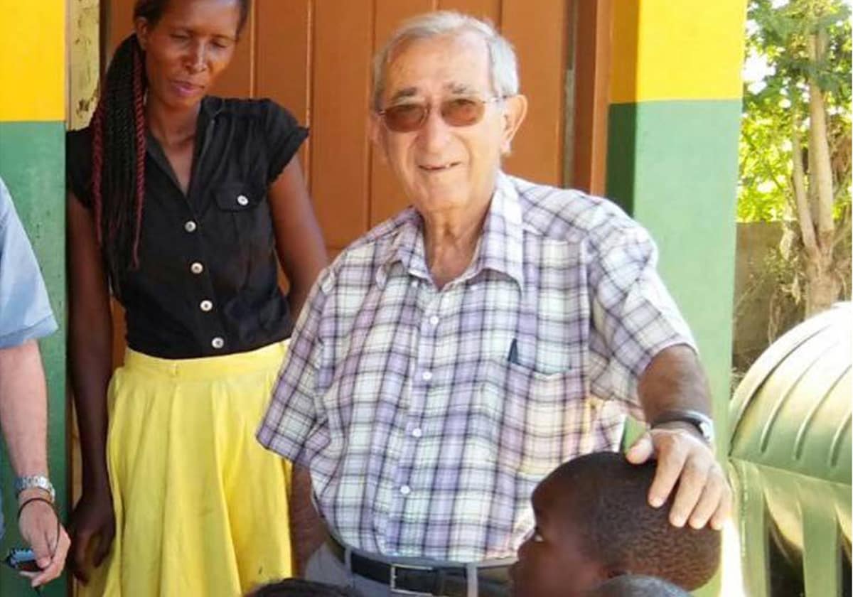 El sacerdote valenciano Vicente Berenguer recibe del Rey la medalla al Mérito Civil