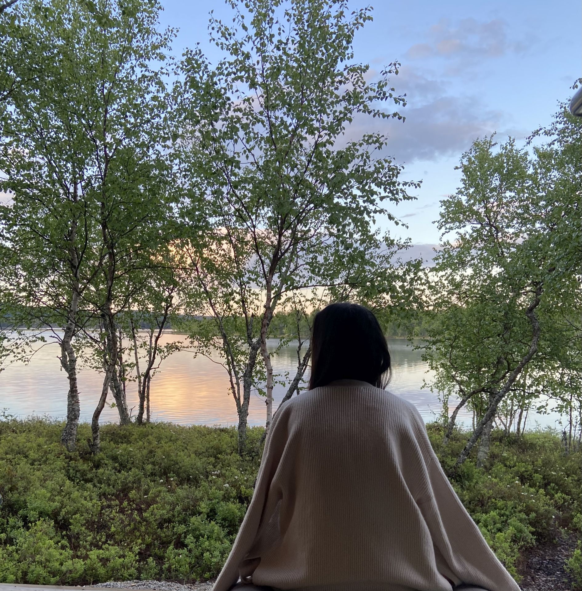 Viendo el sol de medianoche, desde mi cabaña, en un lago del círculo polar