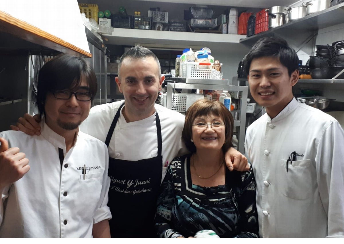 Imagen secundaria 1 - Paco Rodríguez en uno de los restaurantes Miguel y Juani en Japón. Paco, junto a su madre Juani. Paco y Pedro Rodríguez con su padre Miguel.