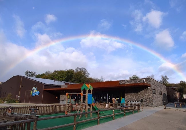 Bella imagen del centro de La Fageda, con el arco iris como testigo.