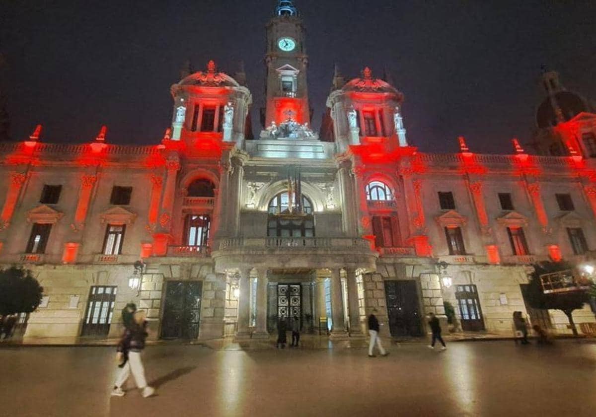 Por qué el Ayuntamiento de Valencia está hoy iluminado de rojo y amarillo