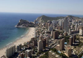 La ciudad de Benidorm, vista desde la azotea de un rascacielos.