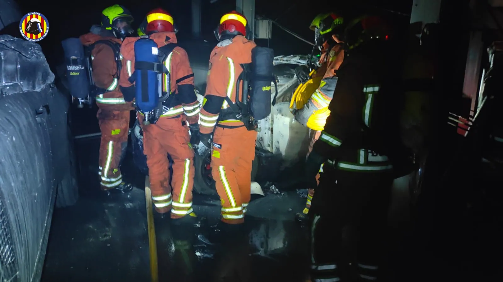 Arden tres vehículos y otros veinte se ven afectados en el incendio de un concesionario de Quart de Poblet