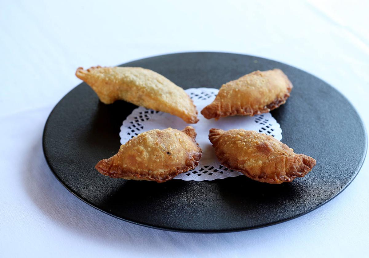 Plato de empanadillas. Imagen de archivo.