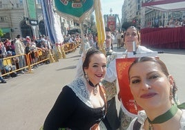 La presidenta de Alfara del Patriarca, en el fondo, con el premio, y componentes de la comisión.