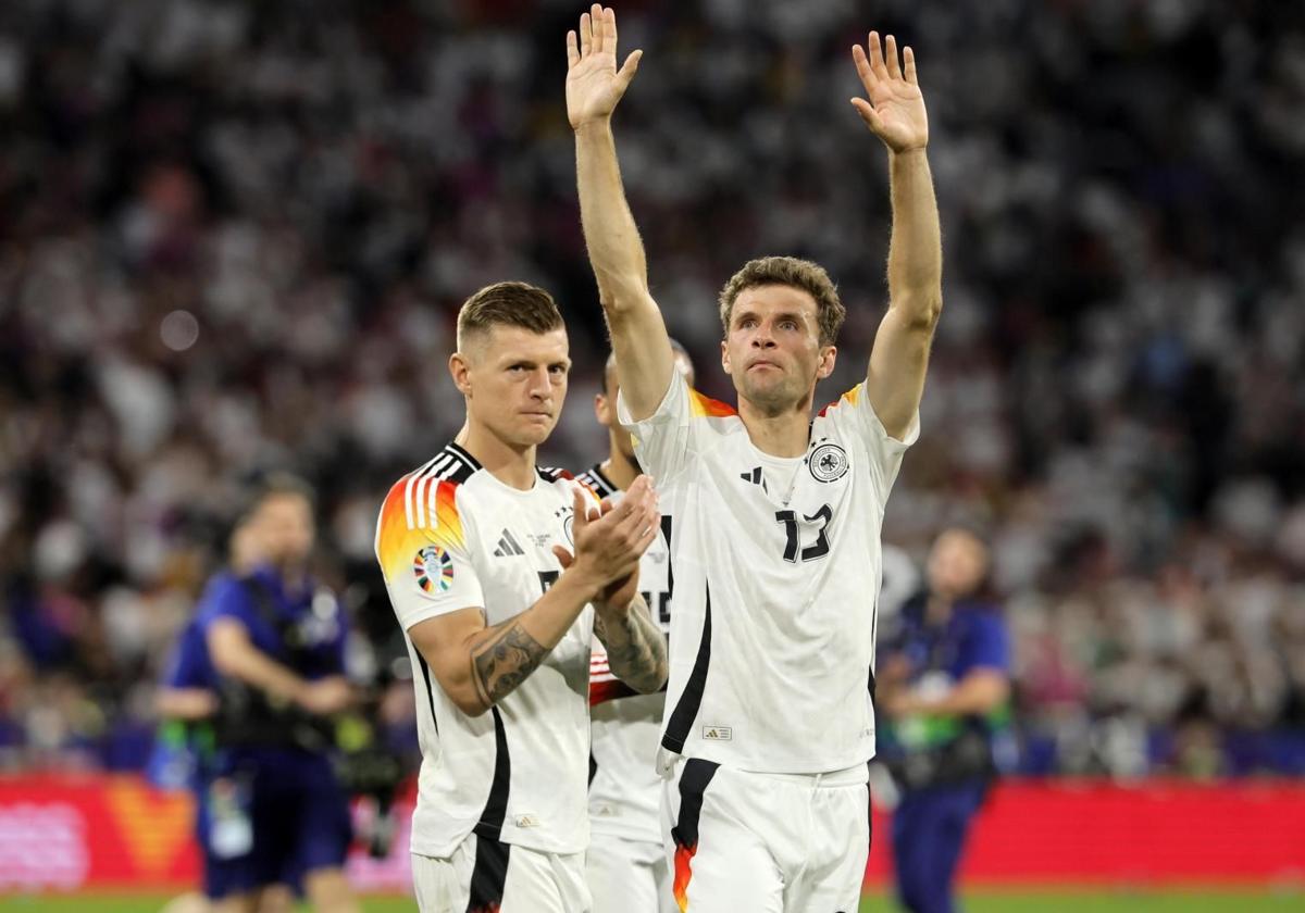 Kroos y Muller, tras ganar a Escocia.