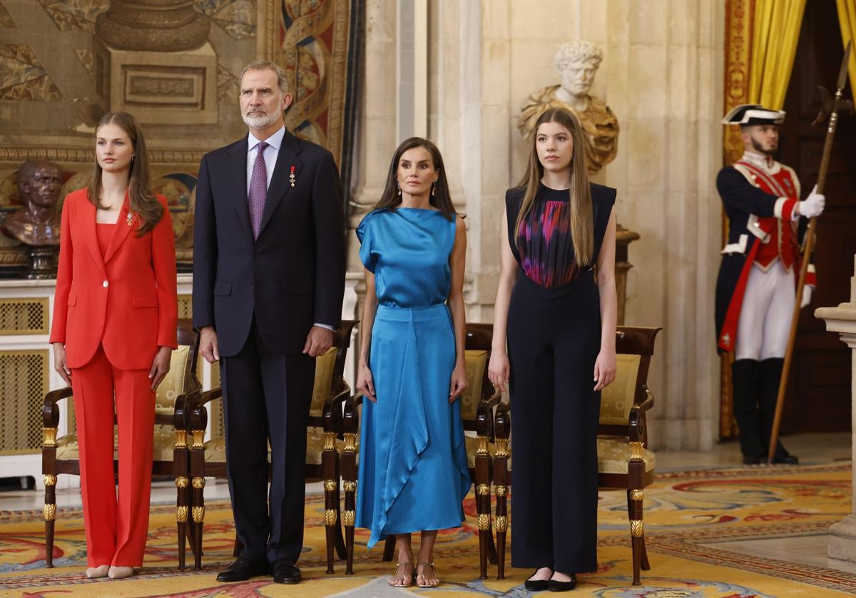 Imagen principal - La Reina Letizia deslumbra con un look reciclado de una firma sostenible española