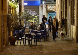 Terrazas en una calle del centro de Valencia.