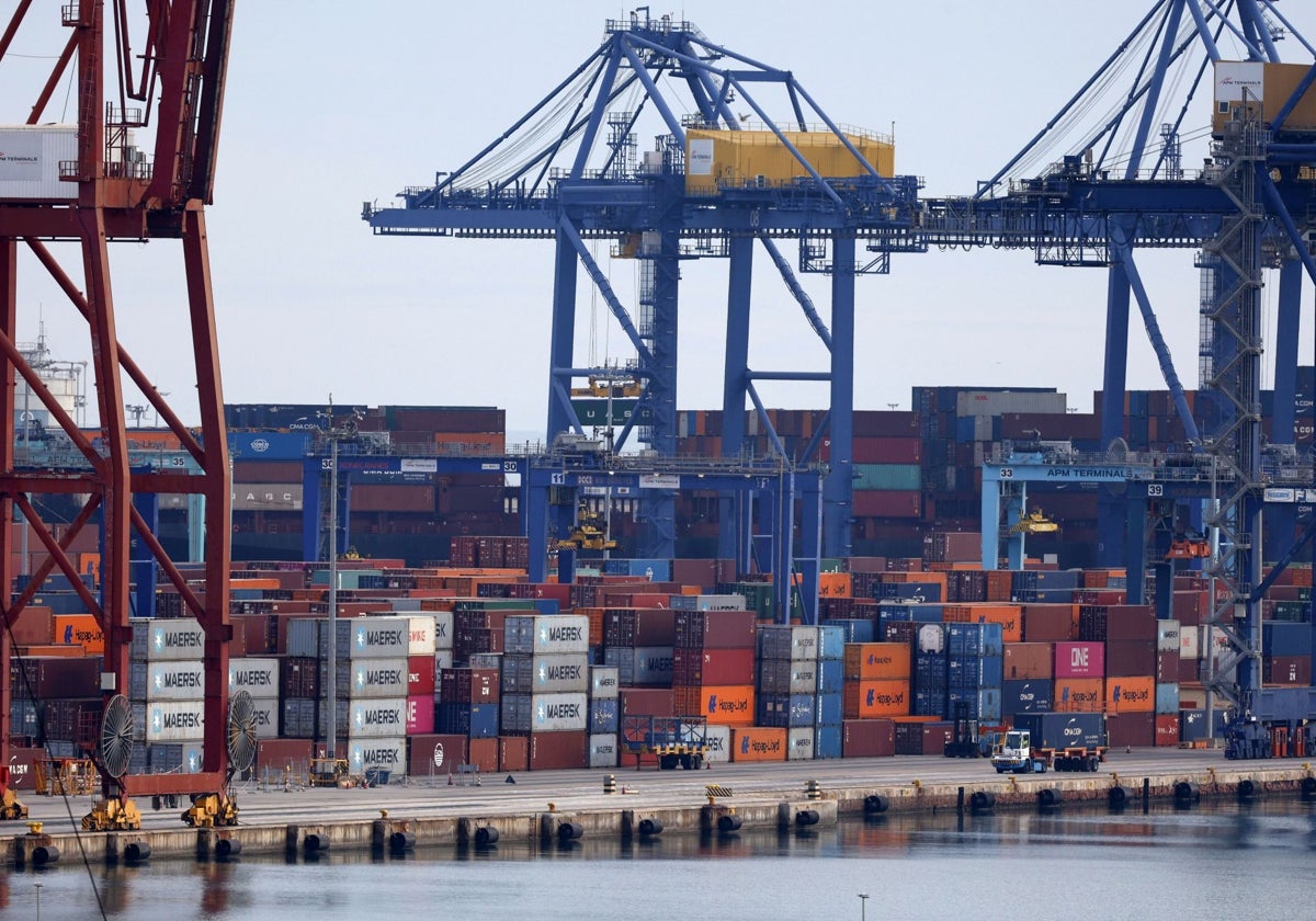 Una de las terminales de contenedores del puerto de Valencia.