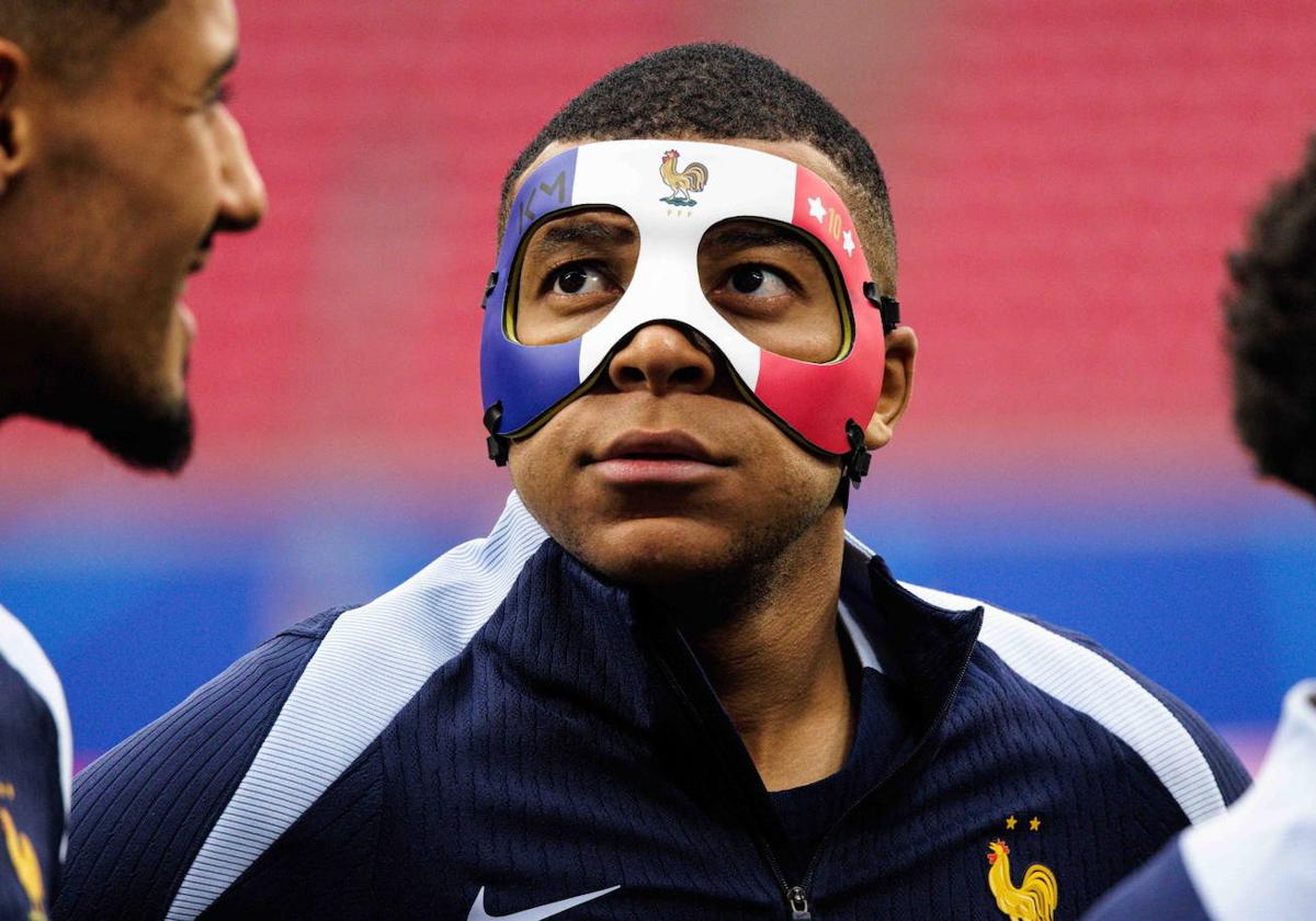 Kylian Mbappé con su nueva mascara protectora.