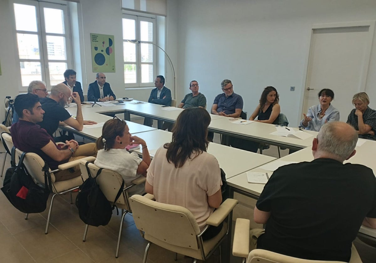 Los miembros del Consell de Disseny en la primera reunión constitutiva del 20 de junio.