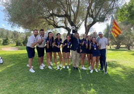 La selección femenina posando con las medallas.