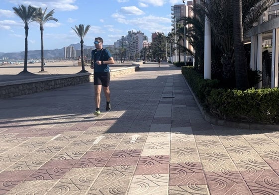 Un corredor, en el paseo marítimo de la localidad de Cullera.