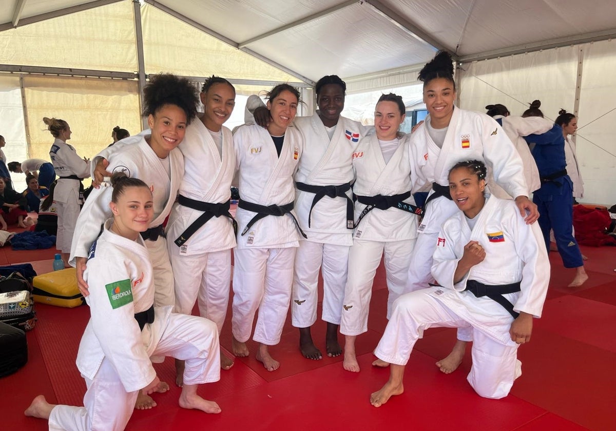 Valencia Club de Judo femenino posando durante una competición.