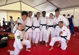 Valencia Club de Judo femenino posando durante una competición.